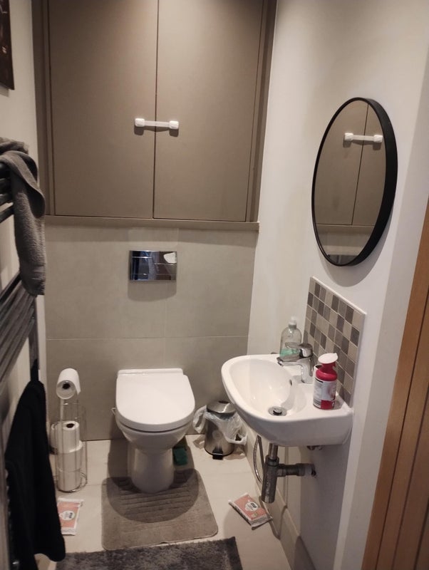 Room Ferndown Road in Manchester