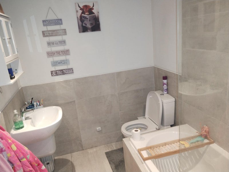 Room Ferndown Road in Manchester