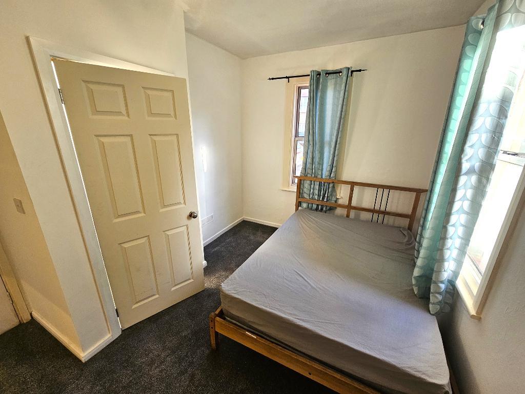 Room Henchman Street in Greater London