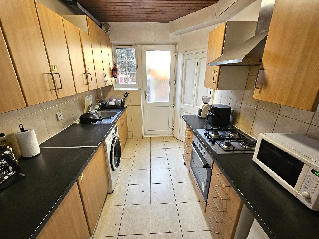 Room Henchman Street in Greater London