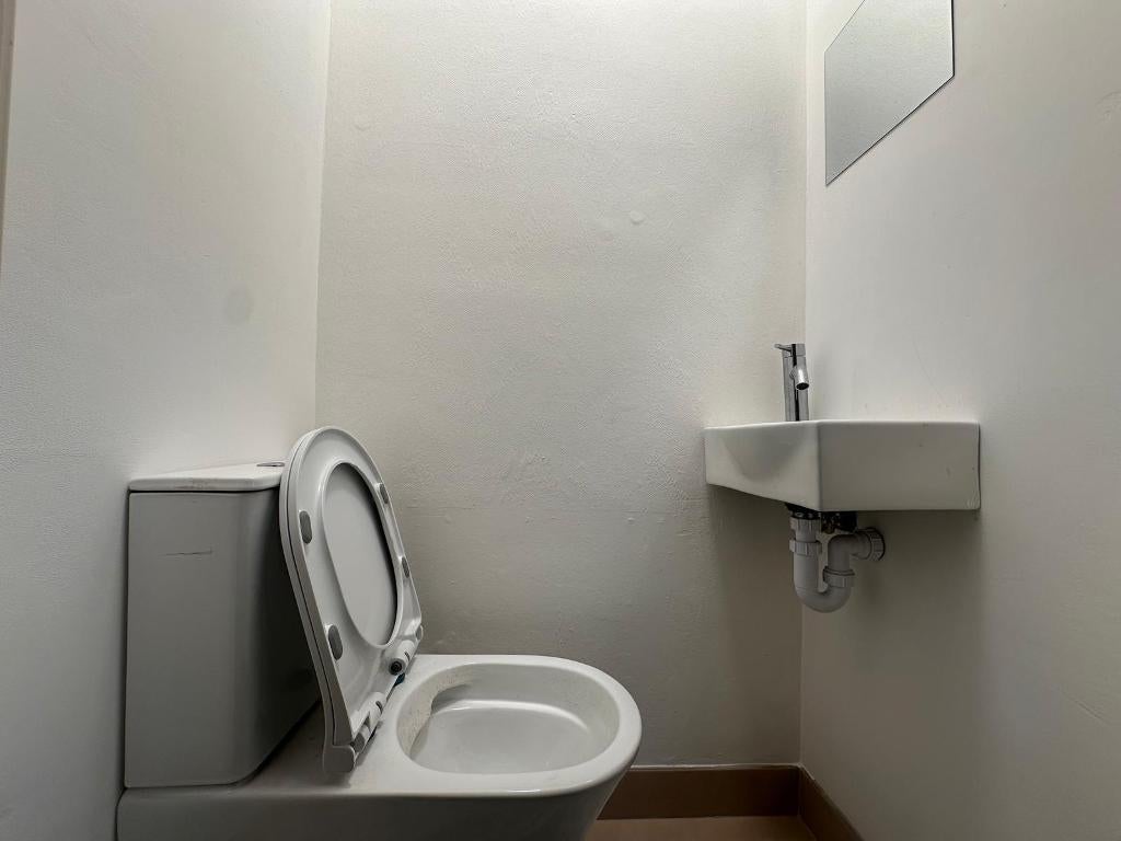 Room Henchman Street in Greater London