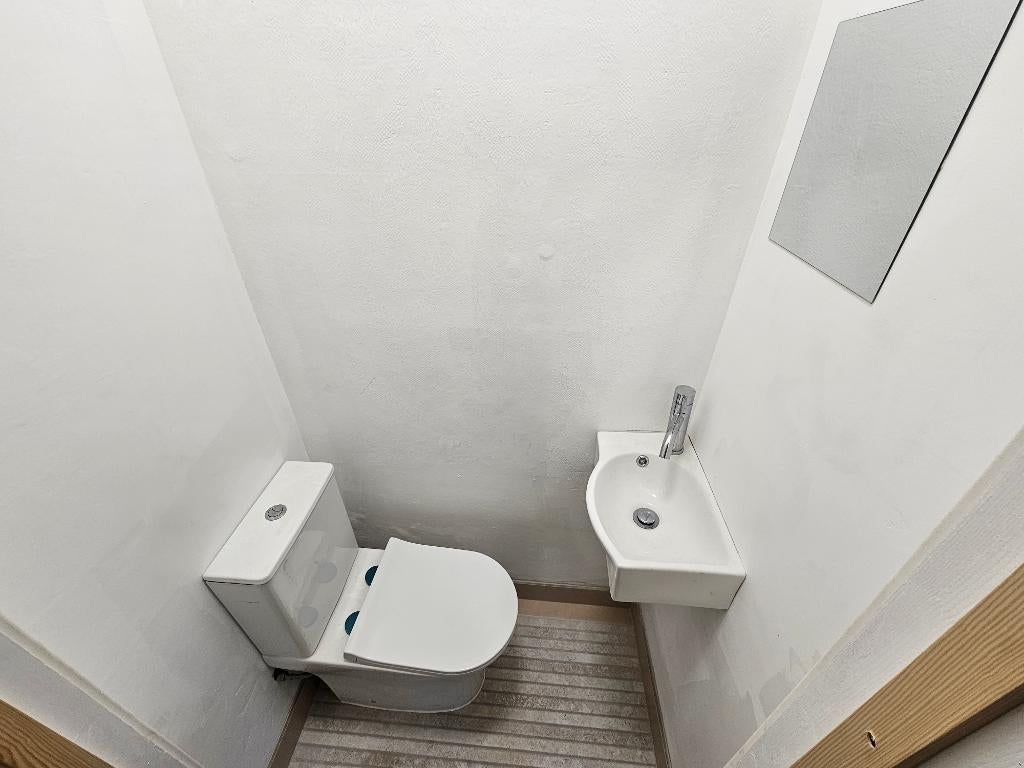 Room Henchman Street in Greater London