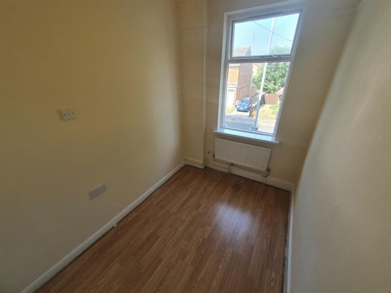 Flat Dogsthorpe Road in Peterborough