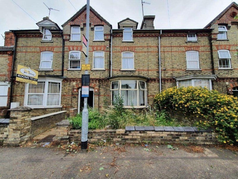 Flat Dogsthorpe Road in Peterborough