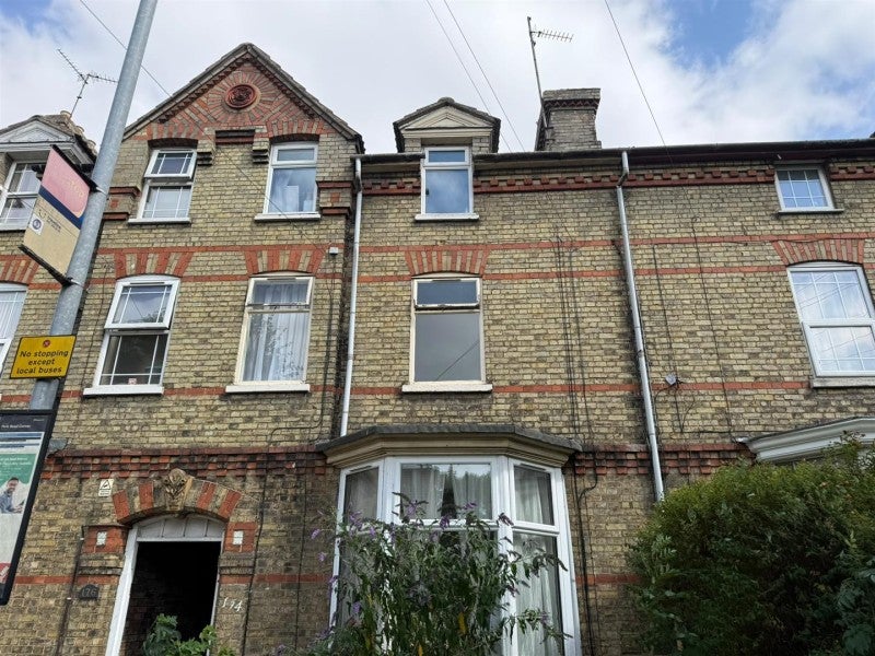 Flat Dogsthorpe Road in Peterborough