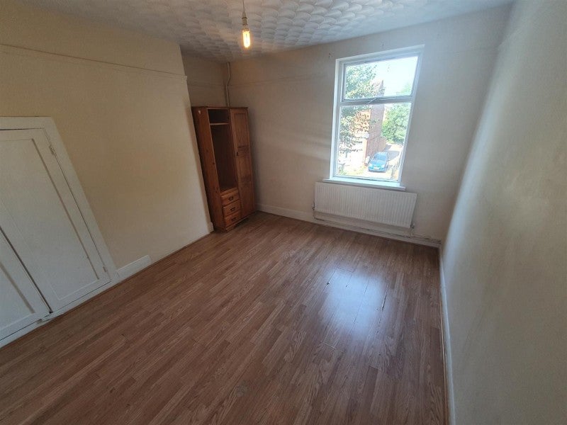 Flat Dogsthorpe Road in Peterborough