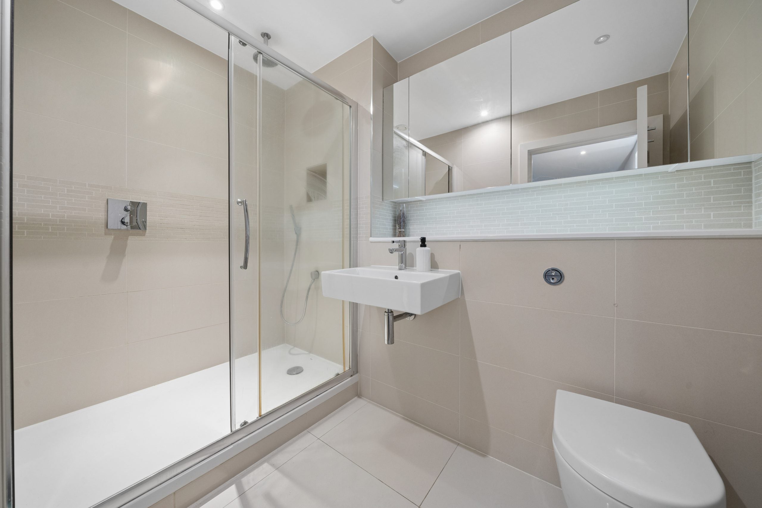 Flat Pump House Crescent in Greater London
