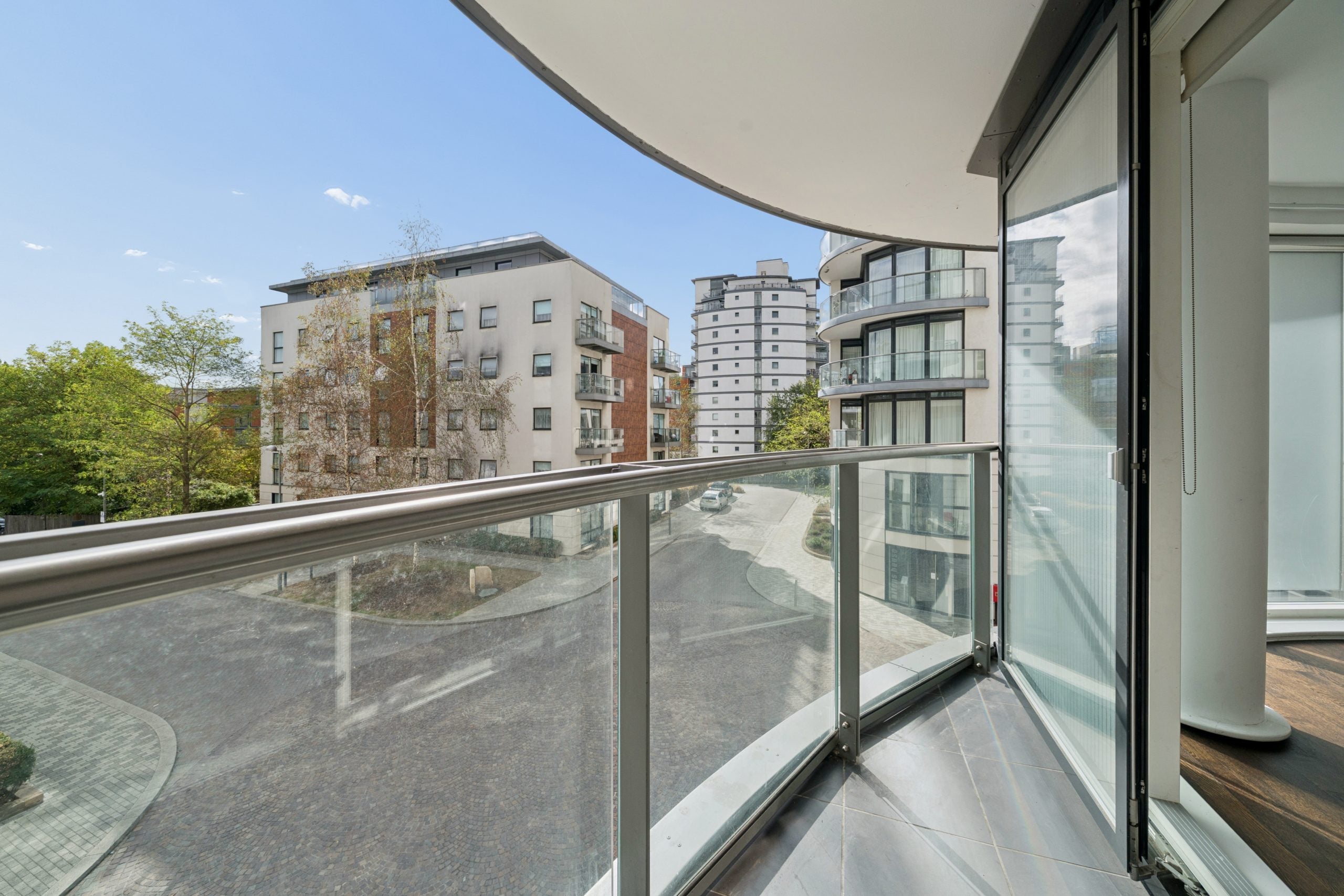 Flat Pump House Crescent in Greater London