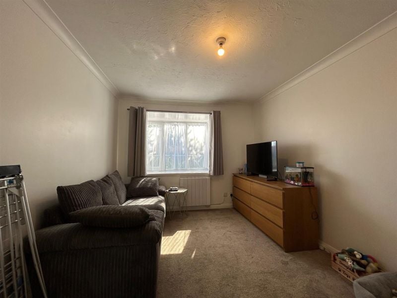 Flat Rowan Drive in Poole
