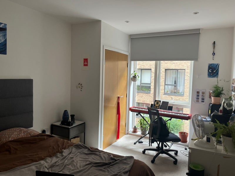 Room Eaton Walk in Greater London