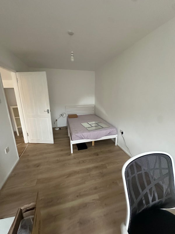 Room Theseus Walk in Greater London