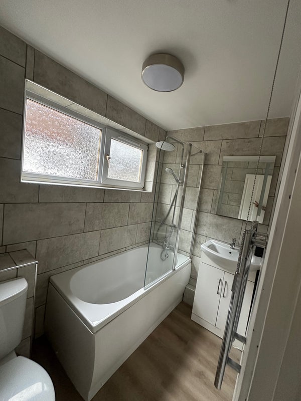 Room Theseus Walk in Greater London