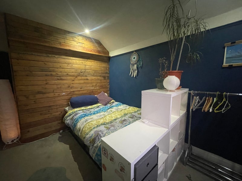 Room Wathen Road in Bristol