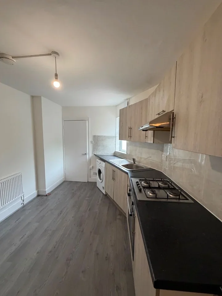 Flat Haldan Road in Greater London