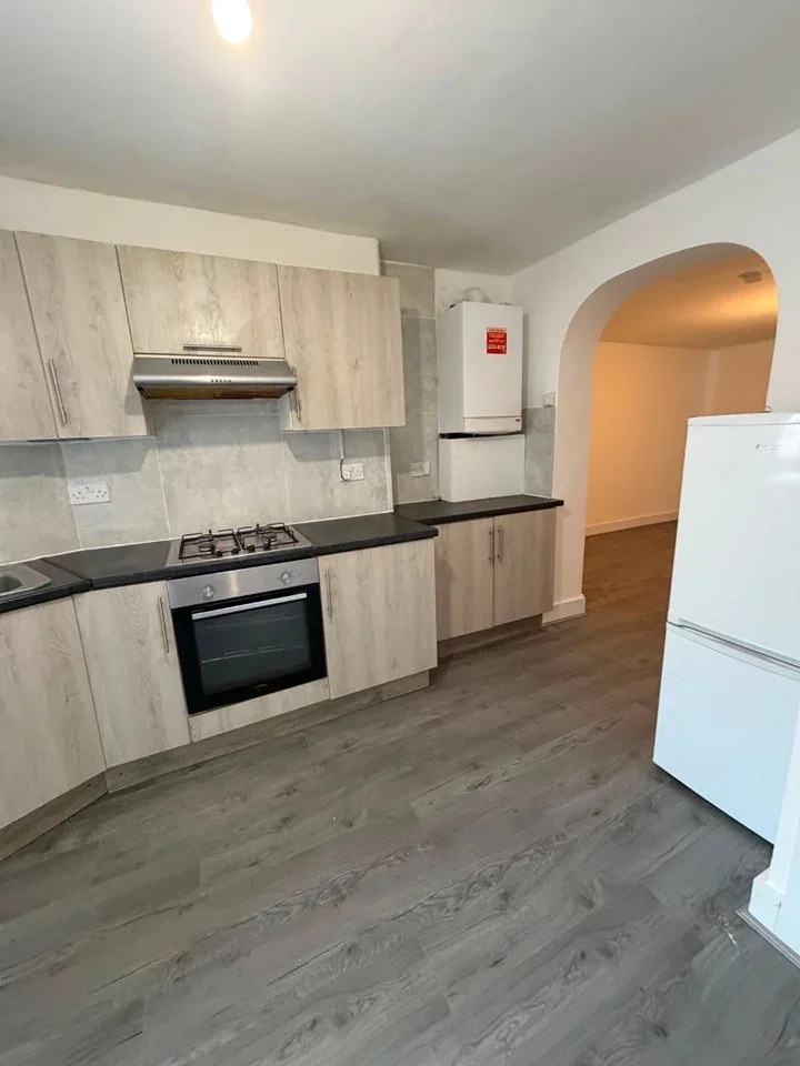 Flat Haldan Road in Greater London