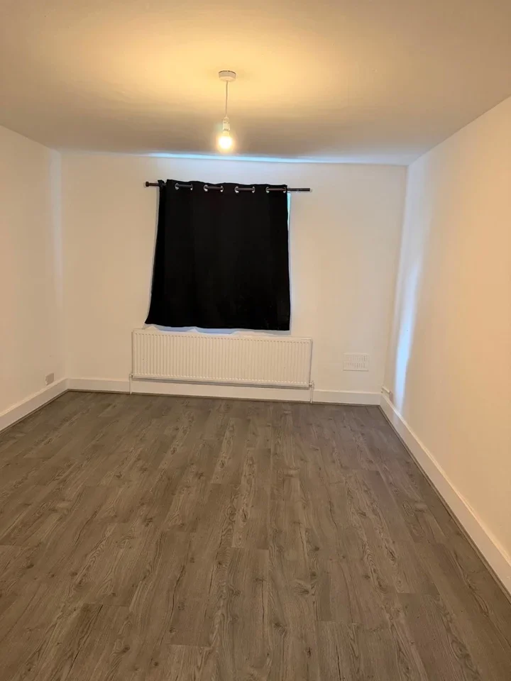 Flat Haldan Road in Greater London