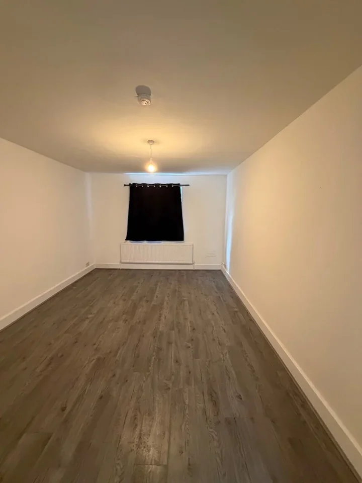 Flat Haldan Road in Greater London
