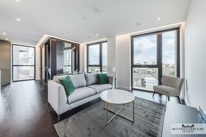 Flat Ponton Road in Greater London