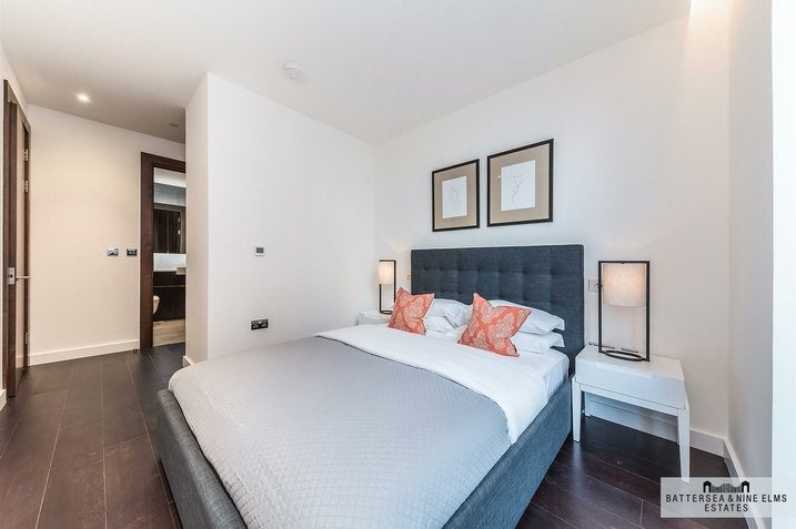 Flat Ponton Road in Greater London