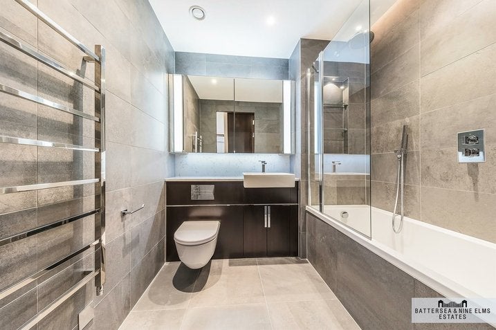 Flat Ponton Road in Greater London