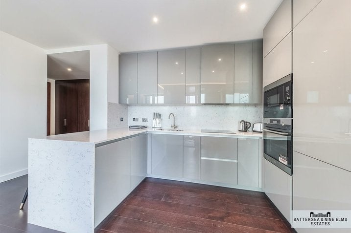 Flat Ponton Road in Greater London