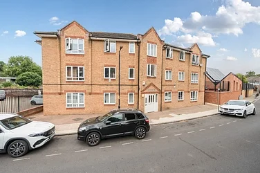 Flat Scott Lidgett Crescent in Greater London