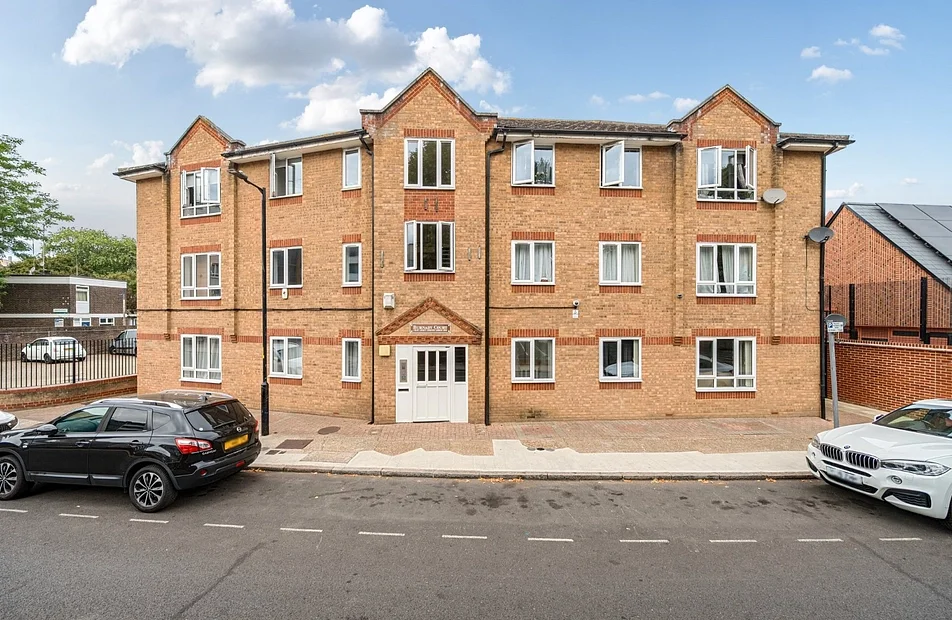 Flat Scott Lidgett Crescent in Greater London