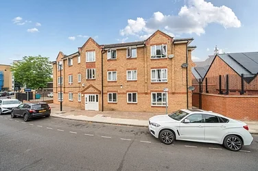 Flat Scott Lidgett Crescent in Greater London