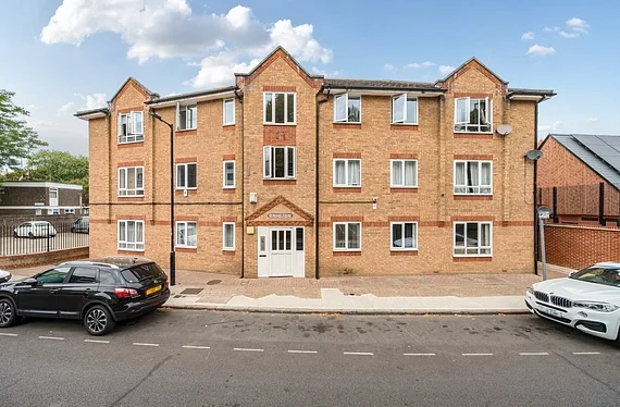 Flat Scott Lidgett Crescent in Greater London