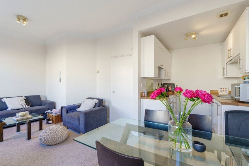 Flat Clanricarde Gardens in Greater London