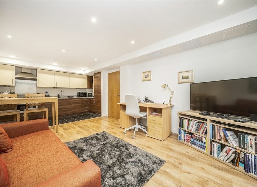 Flat Steward Street in Greater London