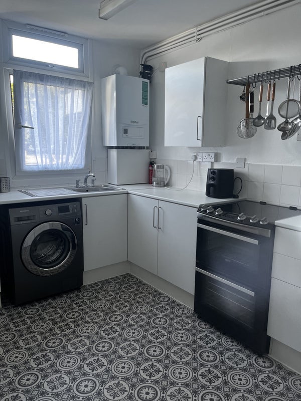 Room Copeland Road in Greater London