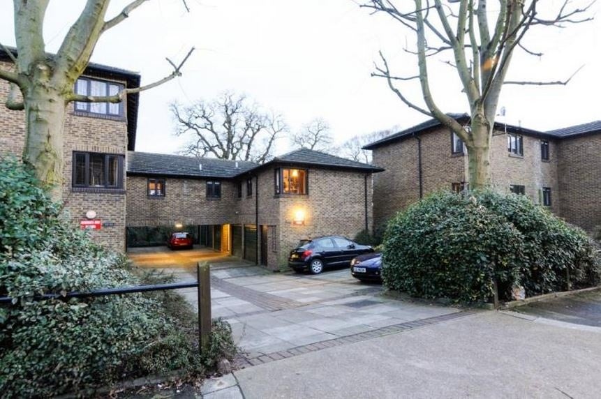 Flat Hillbury Road in Greater London