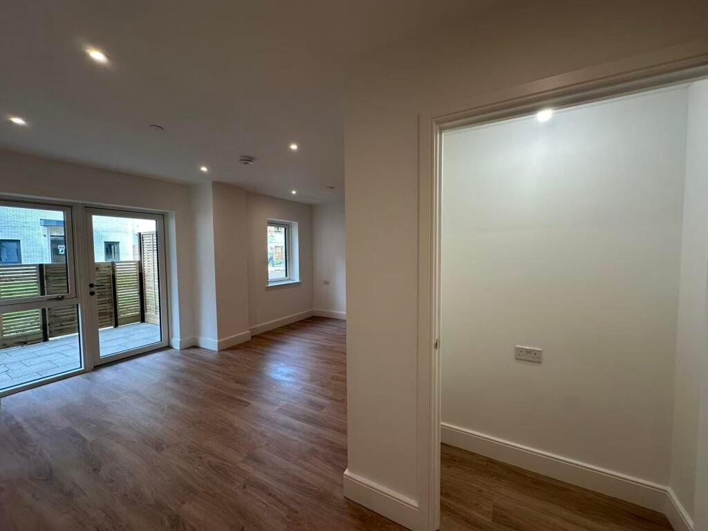 Flat Wiltshire Gardens in Greater London