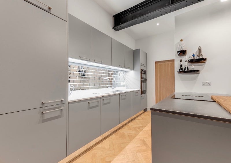 Room Battersea Park Road in Greater London