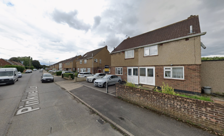 Flat Pinkwell Lane in Greater London