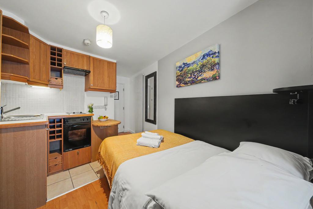 Flat Cartwright Gardens in Greater London
