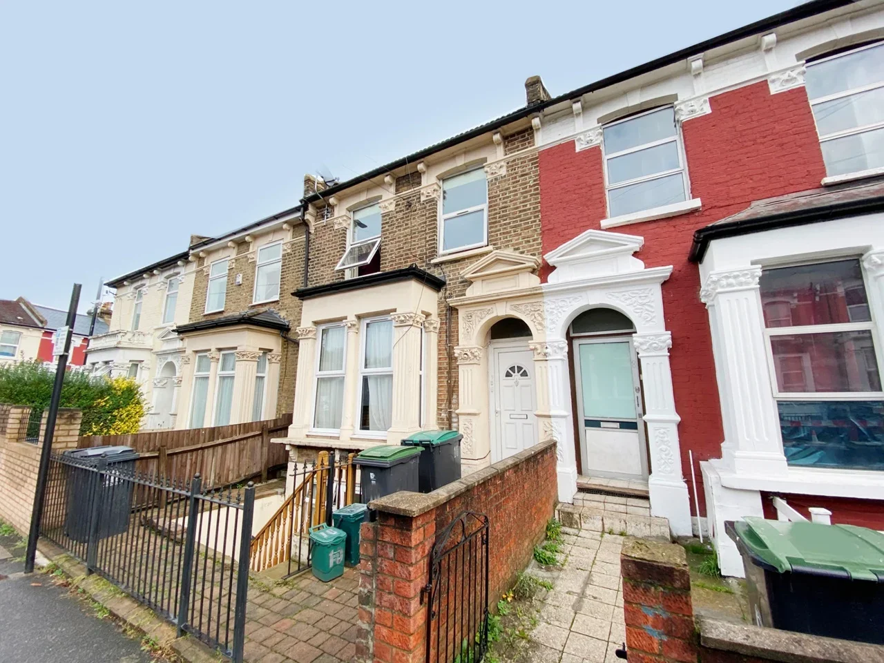 Flat Alroy Road in Greater London