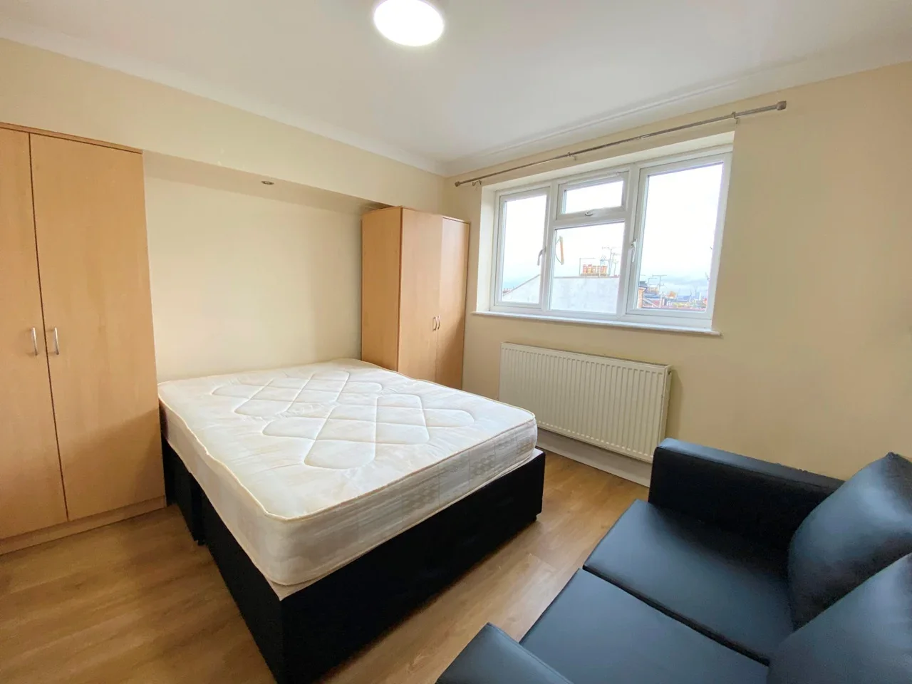 Flat Alroy Road in Greater London