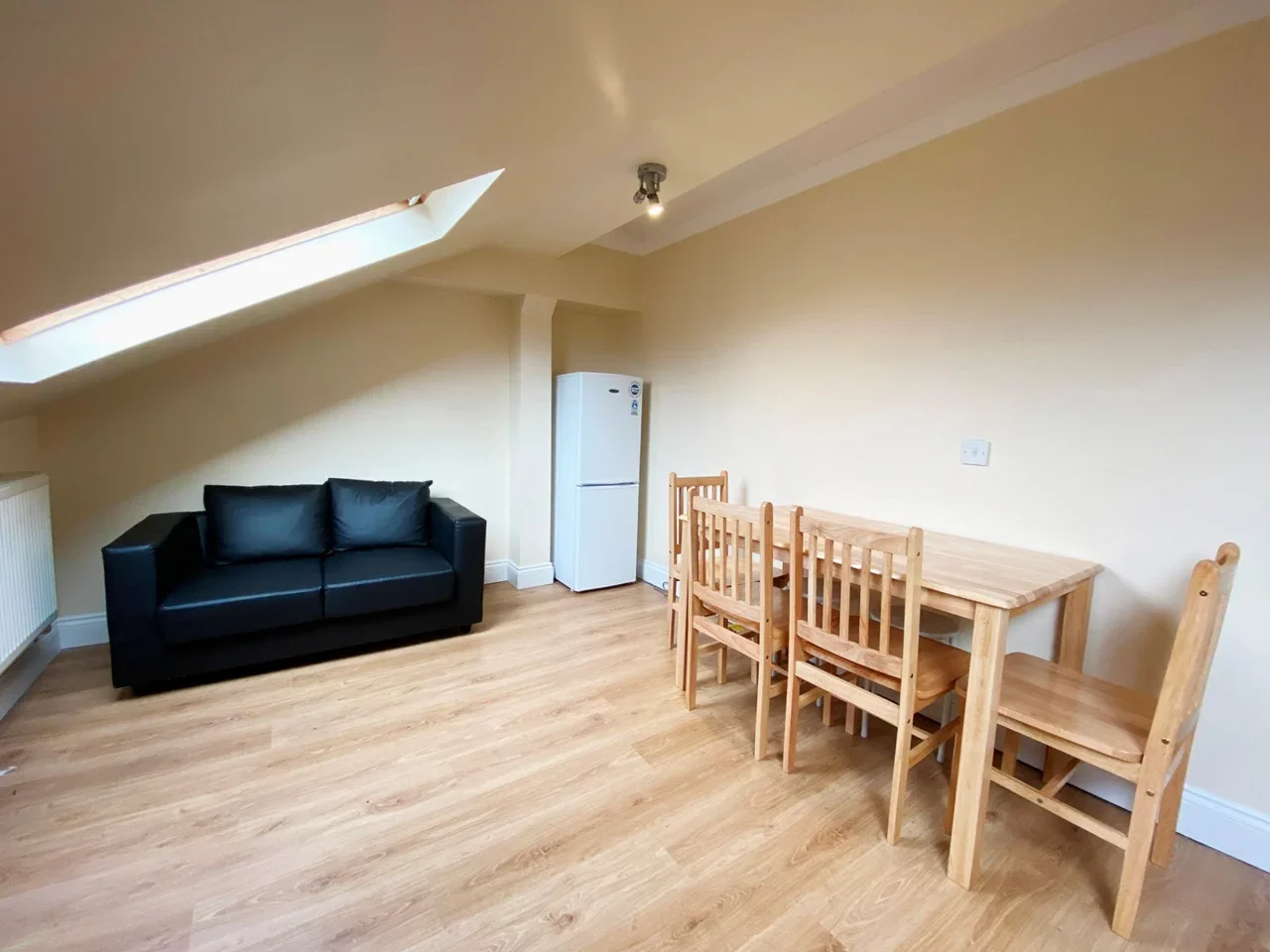 Flat Alroy Road in Greater London