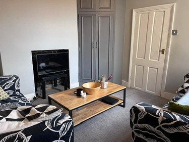 Room Lower Road in Greater London