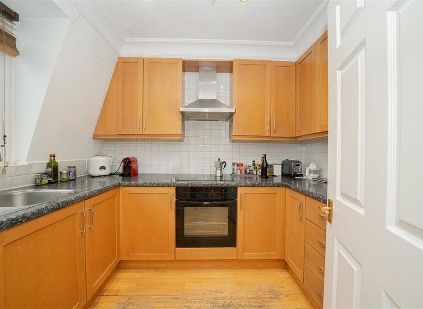 Flat Gloucester Road in Greater London
