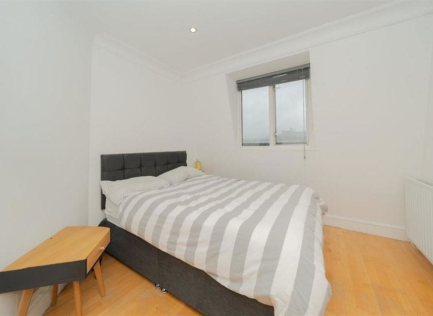 Flat Gloucester Road in Greater London