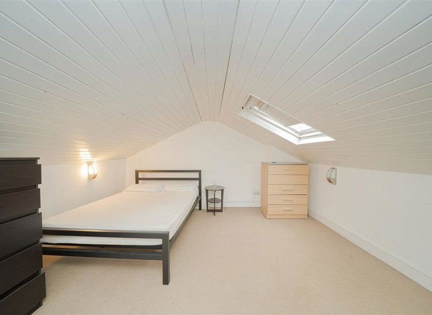 Flat Gloucester Road in Greater London