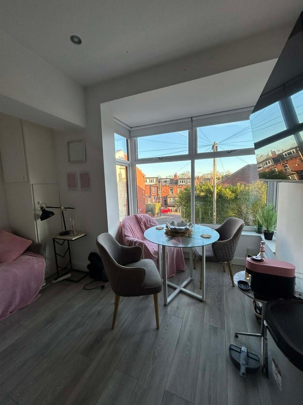 Room Knowle Mount in Leeds