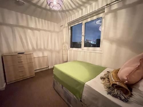 Room Ivy Road in Greater London