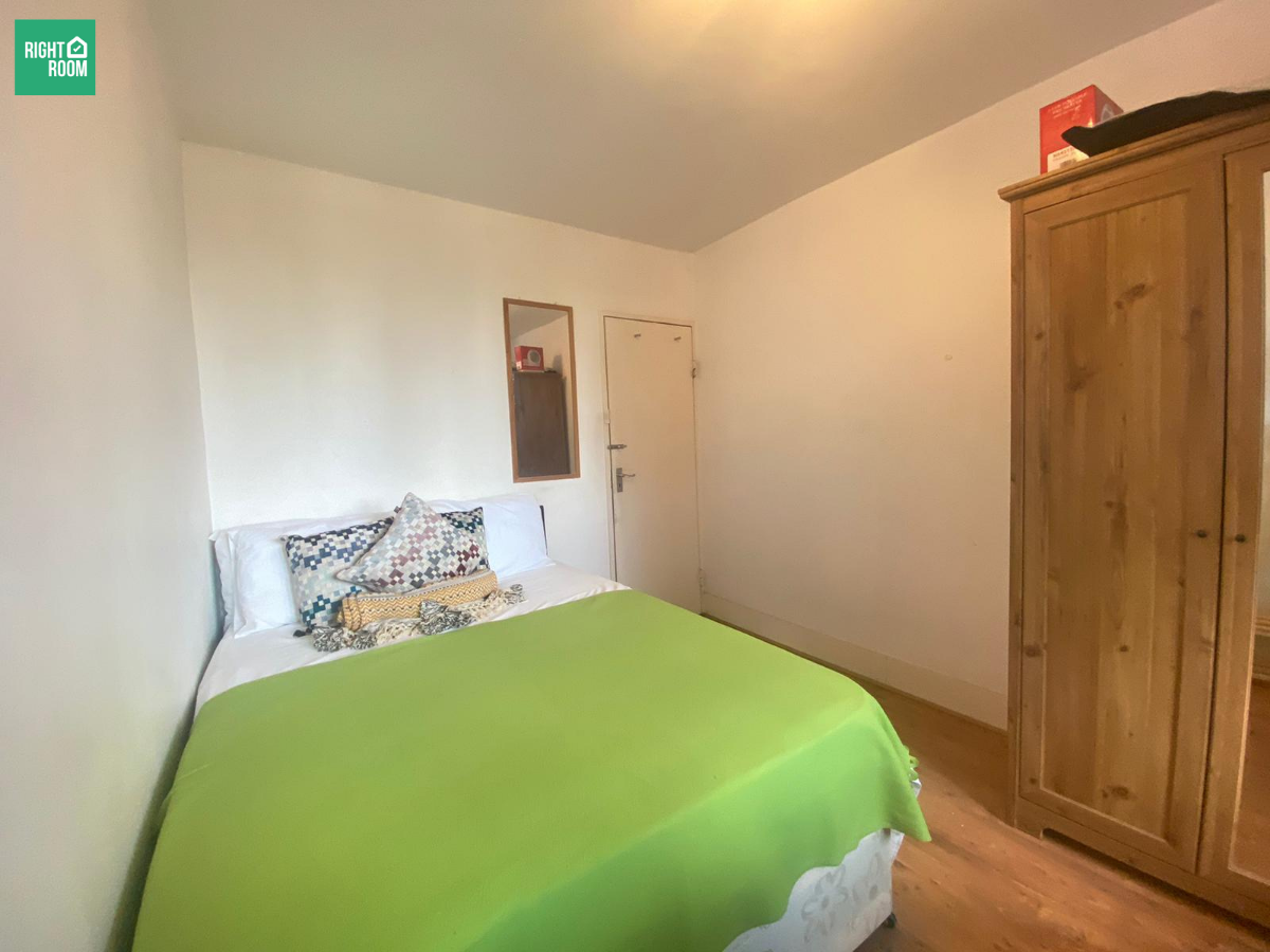 Room Ivy Road in Greater London
