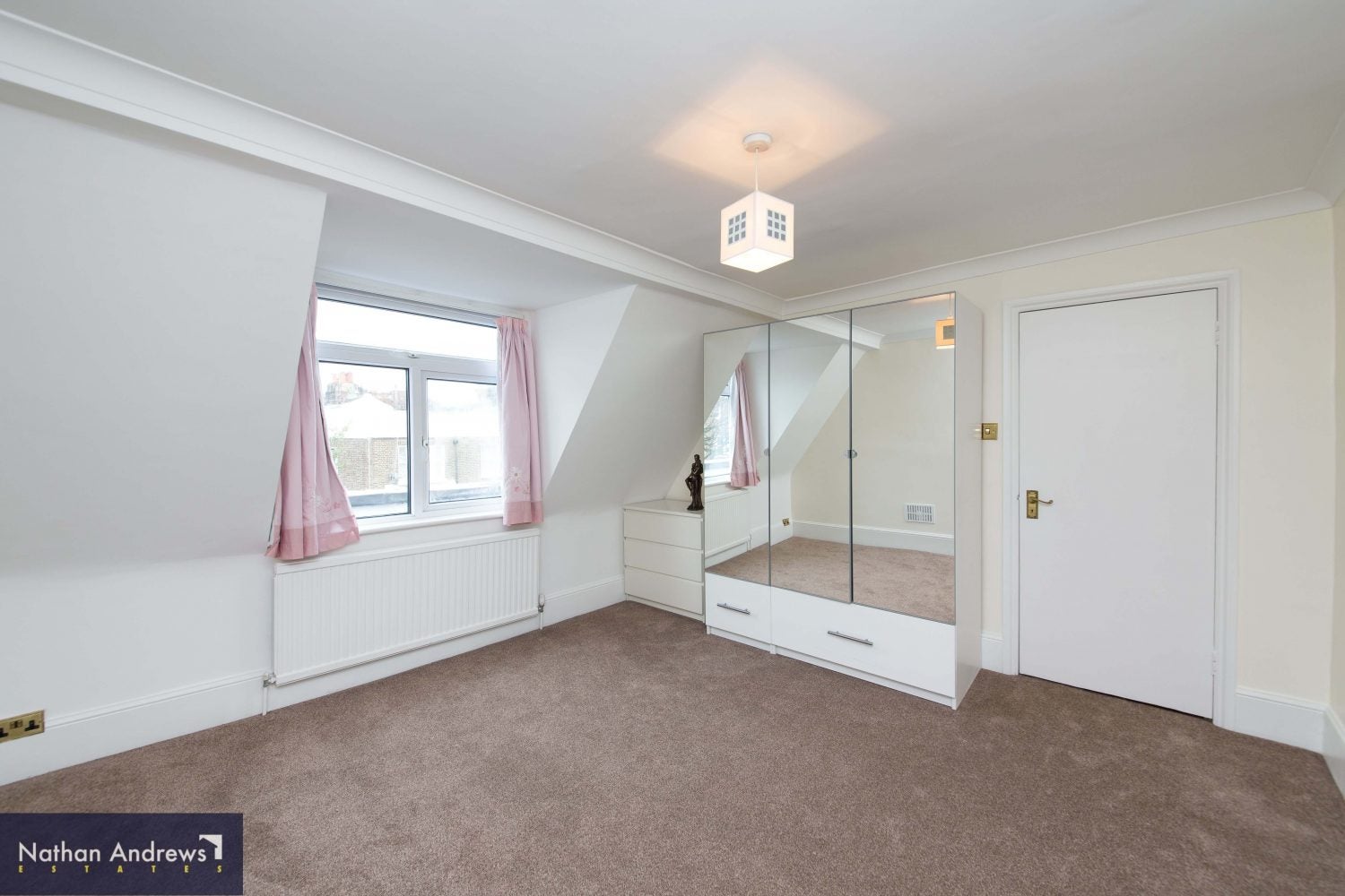 Flat Russell Road in Greater London