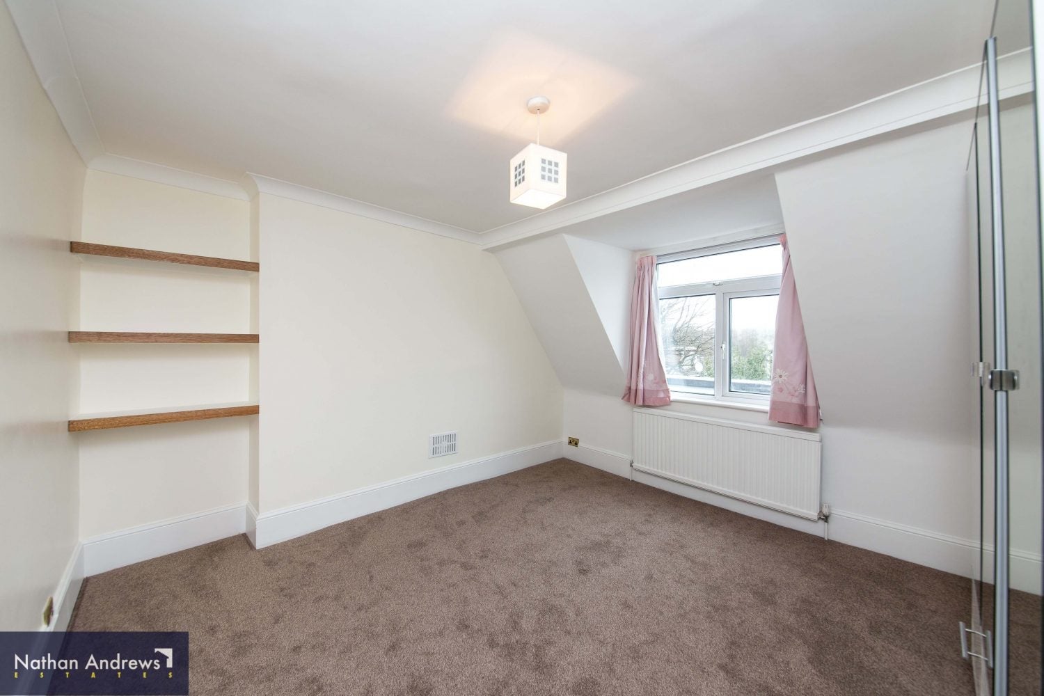 Flat Russell Road in Greater London
