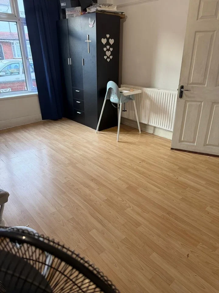 Room Elmwood Road in Greater London